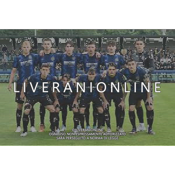 © TVRG la formazione dell\'Inter, in piedi da SX Jan Zuberek, Andi Hoti, Cesare Casadei, Franco Ezequiel Carboni, Giovanni Fabbian e Nikolaos Botis; in basso da SX Mattia Sangalli, Oliver Jurgens, Lorenzo Peschetola, Alessandro Silvestro e Fabio Cortinovis Inter vs Milan Milano 09-05-2022 Suning Young Development Centre in memoria di Giacinto Facchetti Campionato Primavera 1 TIMvision - 33a giornata foto Roberto Garavaglia/ag. Aldo Liverani sas/AGENZIA ALDO LIVERANI SAS