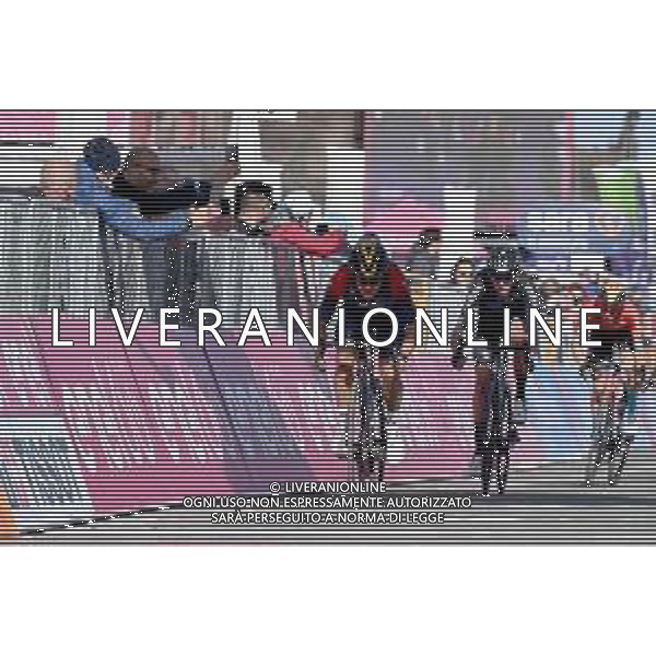10-05-2022 Giro D\'italia; Tappa 04 Avola - Etna; 2022, Ineos - Grenadiers; 2022, Dsm; Carapaz Antonio, Richard Antonio; Bardet, Romain; Etna; ©SIROTTI / AGENZIA ALDO LIVERANI SAS