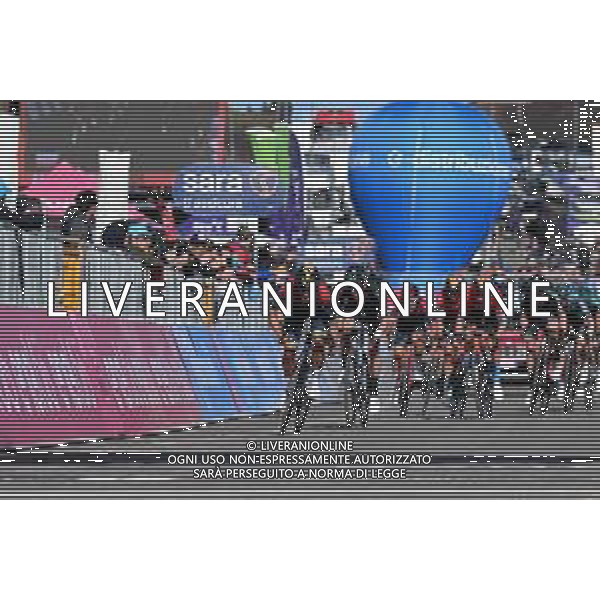 10-05-2022 Giro D\'italia; Tappa 04 Avola - Etna; 2022, Ineos - Grenadiers; 2022, Dsm; Carapaz Antonio, Richard Antonio; Bardet, Romain; Etna; ©SIROTTI / AGENZIA ALDO LIVERANI SAS