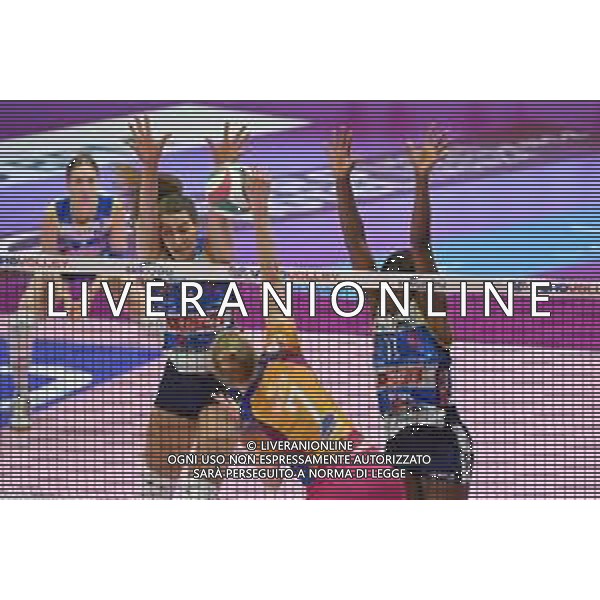 ¬© TVRG Lise Van Hecke (Vero Volley Monza) contro il muro di Robin de Kruijf (Imoco Volley Conegliano) SX e Miriam Sylla (Imoco Volley Conegliano) DX Vero Volley Monza vs Prosecco DOC Imoco Volley Conegliano Monza 10-05-2022 Arena di Monza campionato femminile Serie A1 gara 4 finale playoff scudetto foto Roberto Garavaglia/ag. Aldo Liverani sas / AGENZIA ALDO LIVERANI SAS