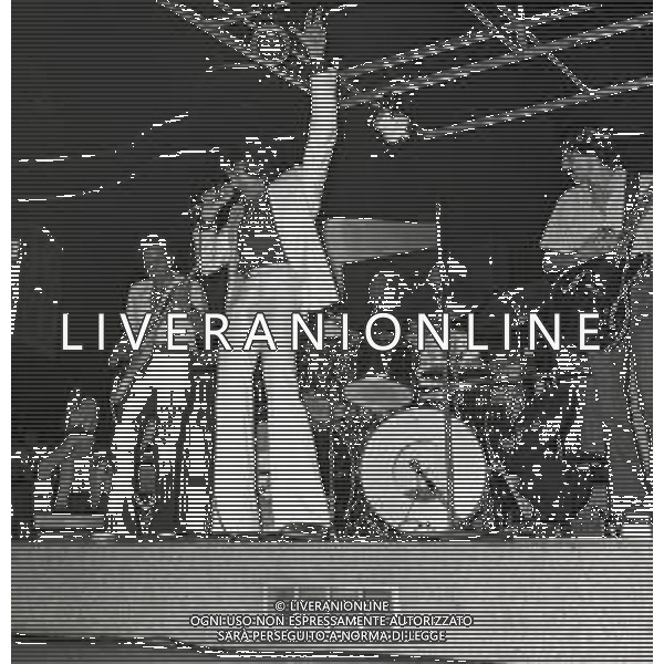 RETROSPETTIVA DEL CANTANTE MAL (pseudonimo di Paul Bradley Couling) NELLA FOTO MENTRE SI ESIBISCE ALLA BUSSOLA DI VIAREGGIO NELL\'AGOSTO DEL 1975 ©Archivio Giovanni Liverani/AGENZIA ALDO LIVERANI SAS