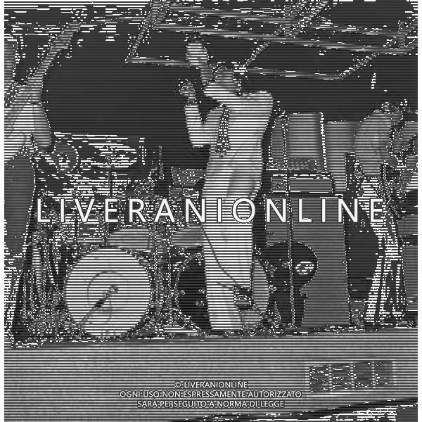 RETROSPETTIVA DEL CANTANTE MAL (pseudonimo di Paul Bradley Couling) NELLA FOTO MENTRE SI ESIBISCE ALLA BUSSOLA DI VIAREGGIO NELL\'AGOSTO DEL 1975 ©Archivio Giovanni Liverani/AGENZIA ALDO LIVERANI SAS