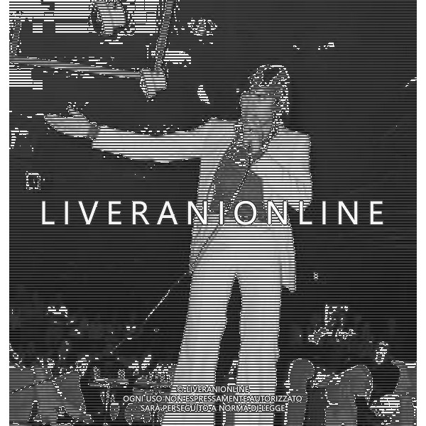 RETROSPETTIVA DEL CANTANTE MAL (pseudonimo di Paul Bradley Couling) NELLA FOTO MENTRE SI ESIBISCE ALLA BUSSOLA DI VIAREGGIO NELL\'AGOSTO DEL 1975 ©Archivio Giovanni Liverani/AGENZIA ALDO LIVERANI SAS