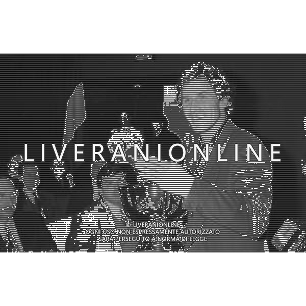 XVI EDIZIONE PREMIO NAZIONALE \' LA TORRETTA PER LO SPORT\' SESTO SAN GIOVANNI (MI) 4 dicembre 1989 NELLA FOTO IL CALCIATORE FRANCO BARESI PREMIATO CON IL TROFEO \'ATLETA EUROPEO DELL\'ANNO\' ©ARCHIVIO DFP / AGENZIA ALDO LIVERANI SAS