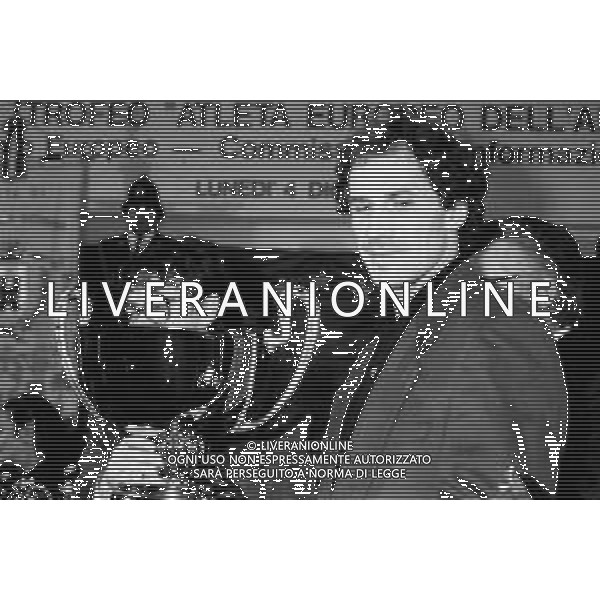 XVI EDIZIONE PREMIO NAZIONALE \' LA TORRETTA PER LO SPORT\' SESTO SAN GIOVANNI (MI) 4 dicembre 1989 NELLA FOTO IL CALCIATORE FRANCO BARESI PREMIATO CON IL TROFEO \'ATLETA EUROPEO DELL\'ANNO\' ©ARCHIVIO DFP / AGENZIA ALDO LIVERANI SAS