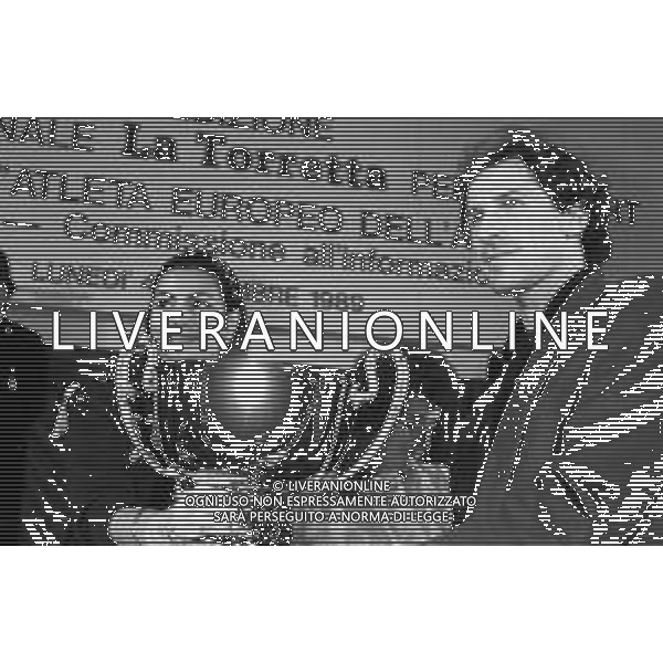 XVI EDIZIONE PREMIO NAZIONALE \' LA TORRETTA PER LO SPORT\' SESTO SAN GIOVANNI (MI) 4 dicembre 1989 NELLA FOTO ROSANNA SCHIAFFINO CON IL CALCIATORE FRANCO BARESI PREMIATO CON IL TROFEO \'ATLETA EUROPEO DELL\'ANNO\' ©ARCHIVIO DFP / AGENZIA ALDO LIVERANI SAS