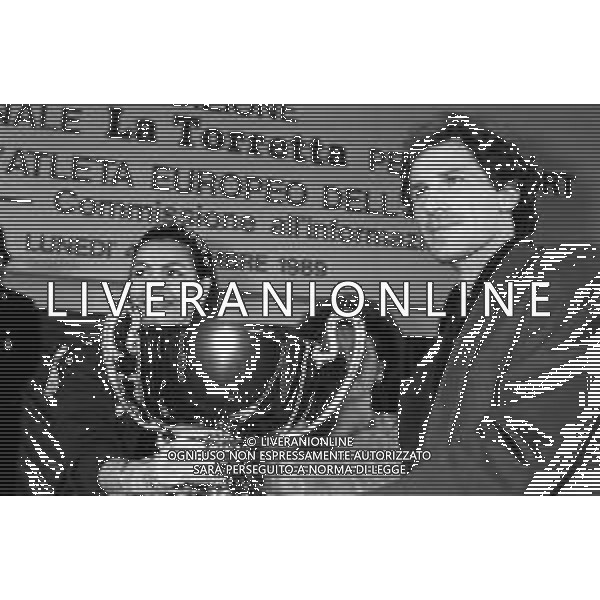 XVI EDIZIONE PREMIO NAZIONALE \' LA TORRETTA PER LO SPORT\' SESTO SAN GIOVANNI (MI) 4 dicembre 1989 NELLA FOTO ROSANNA SCHIAFFINO CON IL CALCIATORE FRANCO BARESI PREMIATO CON IL TROFEO \'ATLETA EUROPEO DELL\'ANNO\' ©ARCHIVIO DFP / AGENZIA ALDO LIVERANI SAS