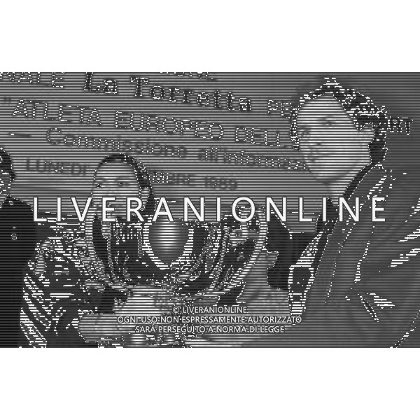 XVI EDIZIONE PREMIO NAZIONALE \' LA TORRETTA PER LO SPORT\' SESTO SAN GIOVANNI (MI) 4 dicembre 1989 NELLA FOTO ROSANNA SCHIAFFINO CON IL CALCIATORE FRANCO BARESI PREMIATO CON IL TROFEO \'ATLETA EUROPEO DELL\'ANNO\' ©ARCHIVIO DFP / AGENZIA ALDO LIVERANI SAS