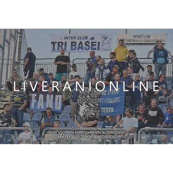 15-5-2022. Cagliari Calcio-Inter F.C., 37° giornata Serie A 2021/2022. Italia, Sardegna, Cagliari, stadio Unipol Domus. Salvatore Moi/Aldo Liverani s.a.s.. Nella foto: Tifosi dell\'Inter in trasferta, nel settore ospiti, nello stadio Unipol Domus di Cagliari ©MOI / AGENZIA ALDO LIVERANI SAS