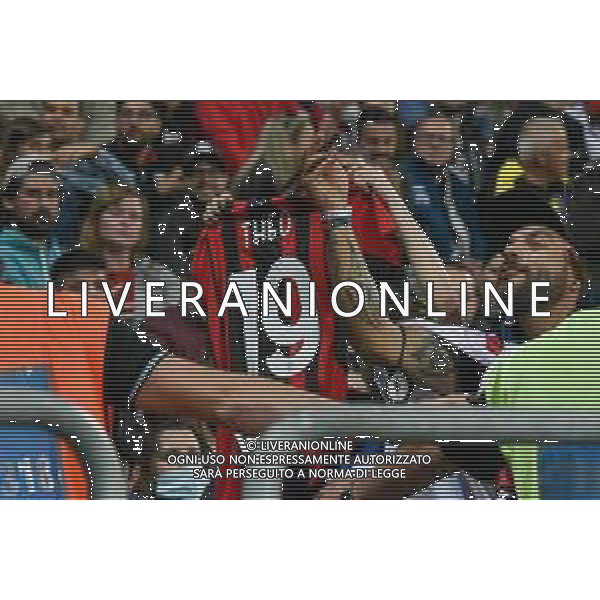 15-5-2022. Cagliari Calcio-Inter F.C., 37° giornata Serie A 2021/2022. Italia, Sardegna, Cagliari, stadio Unipol Domus. Salvatore Moi/Aldo Liverani s.a.s.. Nella foto: tifosi del Cagliari, in curva Sud dello Stadio Unipol Domus, mostrano maglia Milan ai tifosi Inter durante la gara Cagliari Inter ©MOI / AGENZIA ALDO LIVERANI SAS