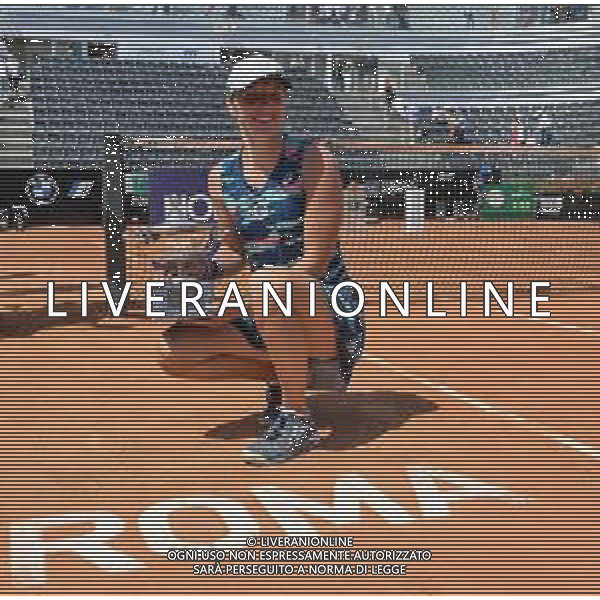 Iga Swiatek (POL) winner final against Ons Jabeur (TUN) of the WTA Master 1000 Internazionali BNL D\'Italia tournament at Foro Italico on May 15, 2022 - INTERNAZIONALI BNL d\'ITALIA - Torneo Tennis Foro Italico Roma 15.05.2022 FINALE Femminile Swiatek vs Jabeur ©Corradetti/LMedia/AGENZIA ALDO LIVERANI SAS