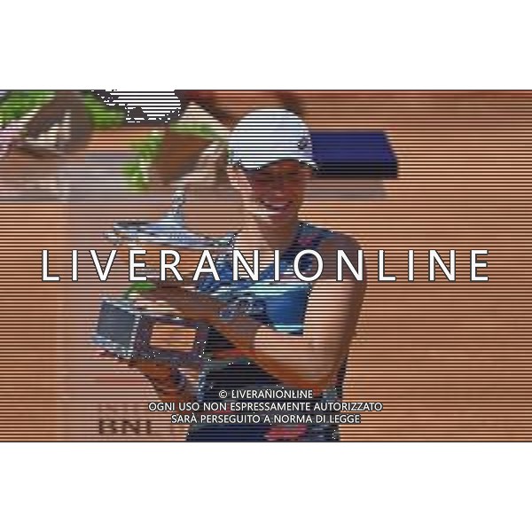 Iga Swiatek (POL) winner final against Ons Jabeur (TUN) of the WTA Master 1000 Internazionali BNL D\'Italia tournament at Foro Italico on May 15, 2022 - INTERNAZIONALI BNL d\'ITALIA - Torneo Tennis Foro Italico Roma 15.05.2022 FINALE Femminile Swiatek vs Jabeur ©Corradetti/LMedia/AGENZIA ALDO LIVERANI SAS