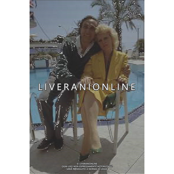 RETROSPETTIVA PIPPO BAUDO PRESENTATORE TELEVISIVO NELLA FOTO CON LA MOGLIE KATIA RICCIARELLI A CANNES NELL\'ANNO 1986 ©ARCHIVIO/AGENZIA ALDO LIVERANI SAS