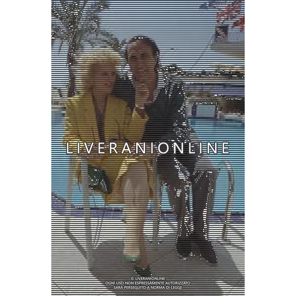 RETROSPETTIVA PIPPO BAUDO PRESENTATORE TELEVISIVO NELLA FOTO CON LA MOGLIE KATIA RICCIARELLI A CANNES NELL\'ANNO 1986 ©ARCHIVIO/AGENZIA ALDO LIVERANI SAS