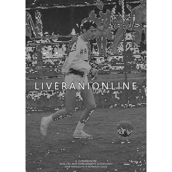 RETROSPETTIVA NINO CASTELNUOVO ATTORE NELLA FOTO NINO CASTELNUOVO NELL\'ANNO 1968 GIOCA A CALCIO AG ALDO LIVERANI SAS 