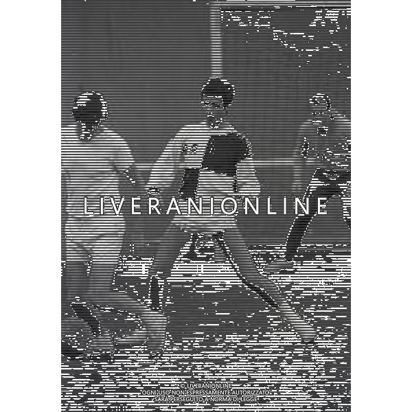 RETROSPETTIVA NINO CASTELNUOVO ATTORE NELLA FOTO NINO CASTELNUOVO NELL\'ANNO 1968 GIOCA A CALCIO AG ALDO LIVERANI SAS 