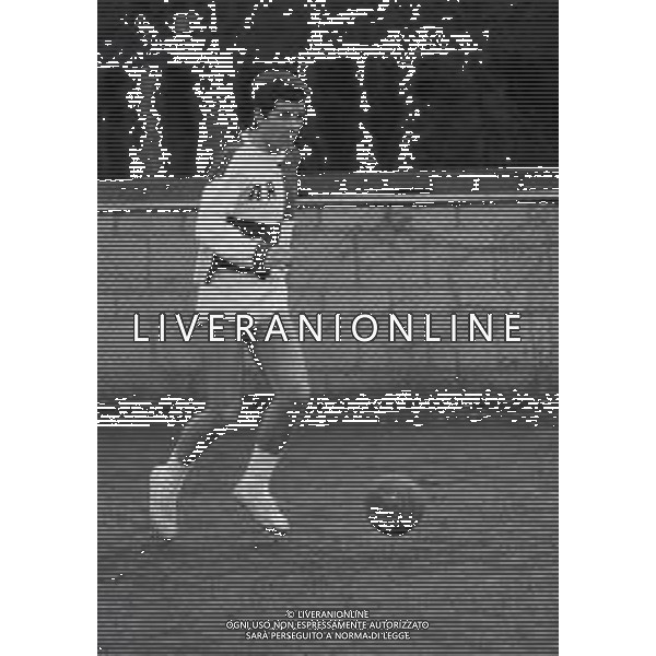 RETROSPETTIVA NINO CASTELNUOVO ATTORE NELLA FOTO NINO CASTELNUOVO NELL\'ANNO 1968 GIOCA A CALCIO AG ALDO LIVERANI SAS 