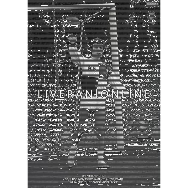 RETROSPETTIVA NINO CASTELNUOVO ATTORE NELLA FOTO NINO CASTELNUOVO NELL\'ANNO 1968 GIOCA A CALCIO AG ALDO LIVERANI SAS 