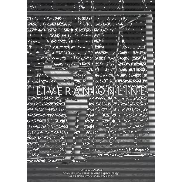 RETROSPETTIVA NINO CASTELNUOVO ATTORE NELLA FOTO NINO CASTELNUOVO NELL\'ANNO 1968 GIOCA A CALCIO AG ALDO LIVERANI SAS 