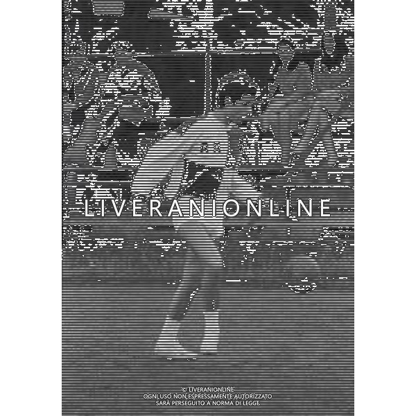 RETROSPETTIVA NINO CASTELNUOVO ATTORE NELLA FOTO NINO CASTELNUOVO NELL\'ANNO 1968 GIOCA A CALCIO AG ALDO LIVERANI SAS 