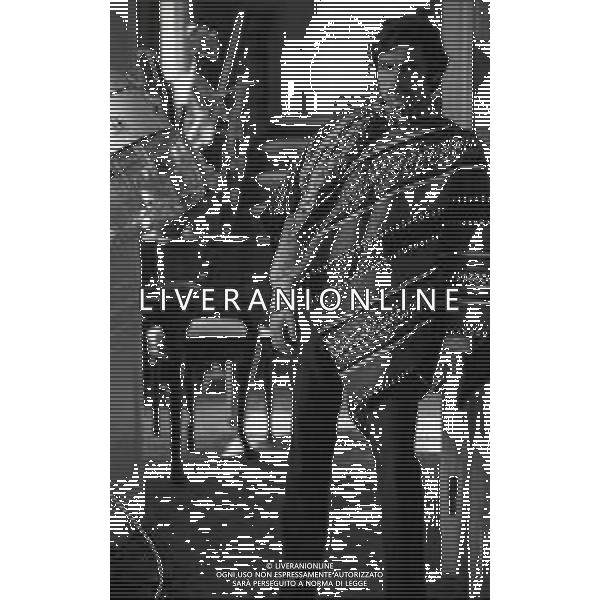 RETROSPETTIVA NINO CASTELNUOVO ATTORE NELLA FOTO NINO CASTELNUOVO NELL\'ANNO 1969 SUL SET A ROMA AG ALDO LIVERANI SAS  