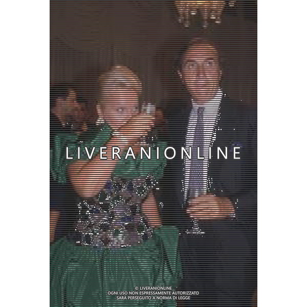 RETROSPETTIVA PIPPO BAUDO PRESENTATORE TELEVISIVO NELLA FOTO CON LA MOGLIE KATIA RICCIARELLI A VENEZIA NELL\'ANNO 1988 ©ARCHIVIO/AGENZIA ALDO LIVERANI SAS