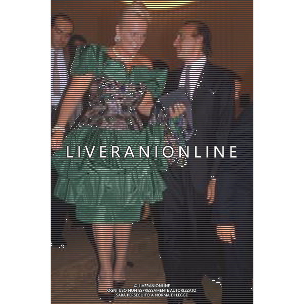 RETROSPETTIVA PIPPO BAUDO PRESENTATORE TELEVISIVO NELLA FOTO CON LA MOGLIE KATIA RICCIARELLI A VENEZIA NELL\'ANNO 1988 ©ARCHIVIO/AGENZIA ALDO LIVERANI SAS