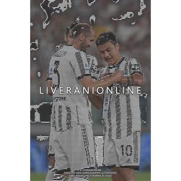 Torino 16.05.2022 Allianz Stadium ©Manuela Viganti/Agenzia Aldo Liverani Juventus vs Lazio Campionato Calcio Serie A TIM - 37a giornata Nella foto: giorgio chiellini consegna la fascia di capitano a paulo dybala per tutti e due è l\'ultima partita nella juventus ©Viganti/AGENZIA ALDO LIVERANI SAS