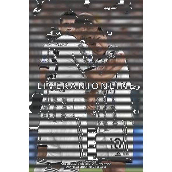 Torino 16.05.2022 Allianz Stadium ©Manuela Viganti/Agenzia Aldo Liverani Juventus vs Lazio Campionato Calcio Serie A TIM - 37a giornata Nella foto: giorgio chiellini consegna la fascia di capitano a paulo dybala per tutti e due è l\'ultima partita nella juventus ©Viganti/AGENZIA ALDO LIVERANI SAS