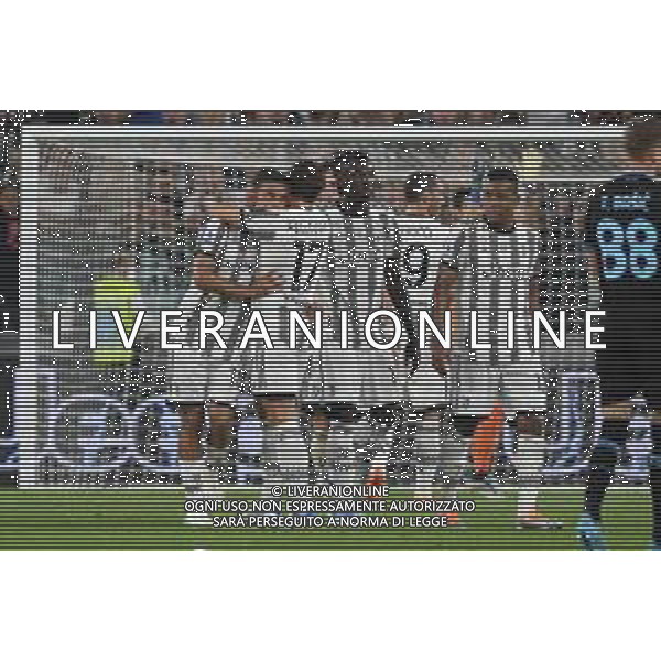 Torino 16.05.2022 Allianz Stadium ©Manuela Viganti/Agenzia Aldo Liverani Juventus vs Lazio Campionato Calcio Serie A TIM - 37a giornata Nella foto: paulo dybala abbracciato dai compagni per la sua ultima partita con la juventus esce dal campo ©VIGANTI/AGENZIA ALDO LIVERANI SAS