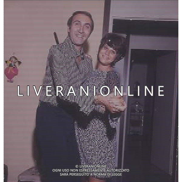 RETROSPETTIVA PIPPO BAUDO PRESENTATORE TELEVISIVO NELLA FOTO PIPPO BAUDO CON LA MOGLIE ANGELA LIPPI ANNI 1960-1970 AG ALDO LIVERANI SAS