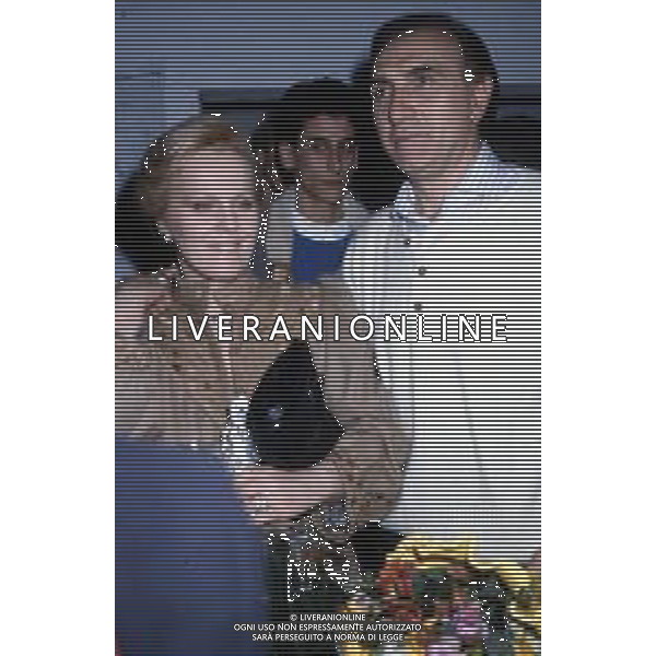 RETROSPETTIVA PIPPO BAUDO PRESENTATORE TELEVISIVO NELLA FOTO CON LA MOGLIE KATIA RICCIARELLI NEL PROGRAMMA \'SERATA D\'ONORE\' NELL\'ANNO 1986 ©ARCHIVIO/AGENZIA ALDO LIVERANI SAS