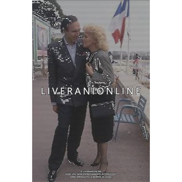 RETROSPETTIVA PIPPO BAUDO PRESENTATORE TELEVISIVO NELLA FOTO CON LA MOGLIE KATIA RICCIARELLI A CANNES NELL\'ANNO 1986 ©ARCHIVIO/AGENZIA ALDO LIVERANI SAS