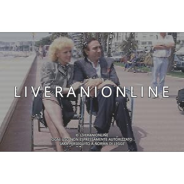 RETROSPETTIVA PIPPO BAUDO PRESENTATORE TELEVISIVO NELLA FOTO CON LA MOGLIE KATIA RICCIARELLI A CANNES NELL\'ANNO 1986 ©ARCHIVIO/AGENZIA ALDO LIVERANI SAS