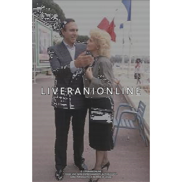 RETROSPETTIVA PIPPO BAUDO PRESENTATORE TELEVISIVO NELLA FOTO CON LA MOGLIE KATIA RICCIARELLI A CANNES NELL\'ANNO 1986 ©ARCHIVIO/AGENZIA ALDO LIVERANI SAS