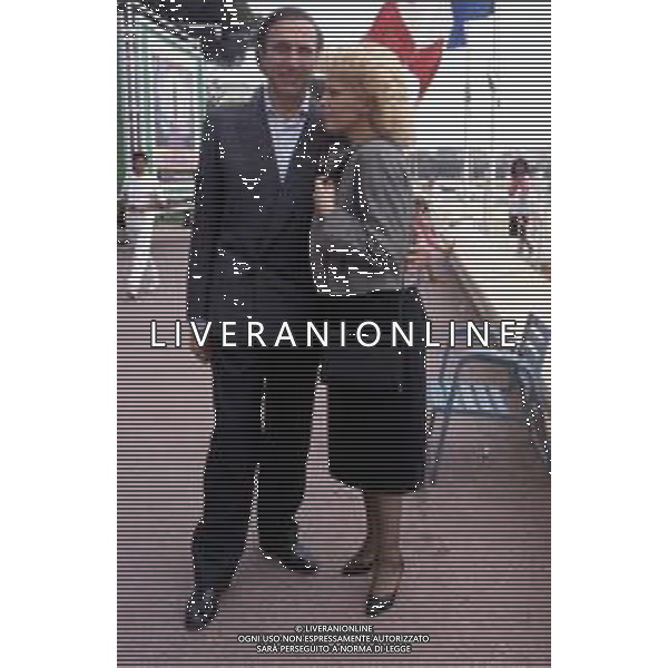 RETROSPETTIVA PIPPO BAUDO PRESENTATORE TELEVISIVO NELLA FOTO CON LA MOGLIE KATIA RICCIARELLI A CANNES NELL\'ANNO 1986 ©ARCHIVIO/AGENZIA ALDO LIVERANI SAS