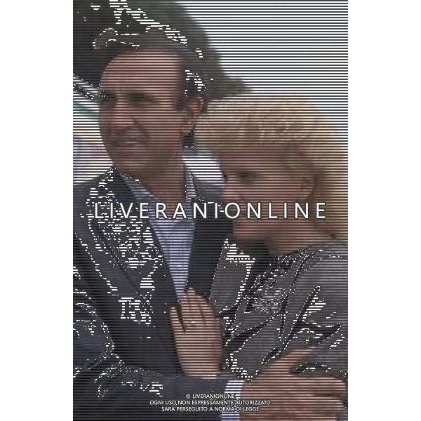 RETROSPETTIVA PIPPO BAUDO PRESENTATORE TELEVISIVO NELLA FOTO CON LA MOGLIE KATIA RICCIARELLI A CANNES NELL\'ANNO 1986 ©ARCHIVIO/AGENZIA ALDO LIVERANI SAS