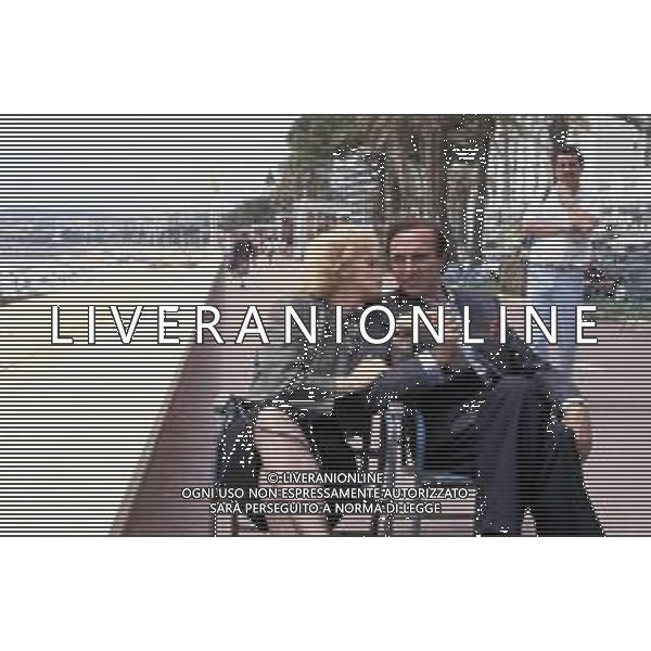 RETROSPETTIVA PIPPO BAUDO PRESENTATORE TELEVISIVO NELLA FOTO CON LA MOGLIE KATIA RICCIARELLI A CANNES NELL\'ANNO 1986 ©ARCHIVIO/AGENZIA ALDO LIVERANI SAS