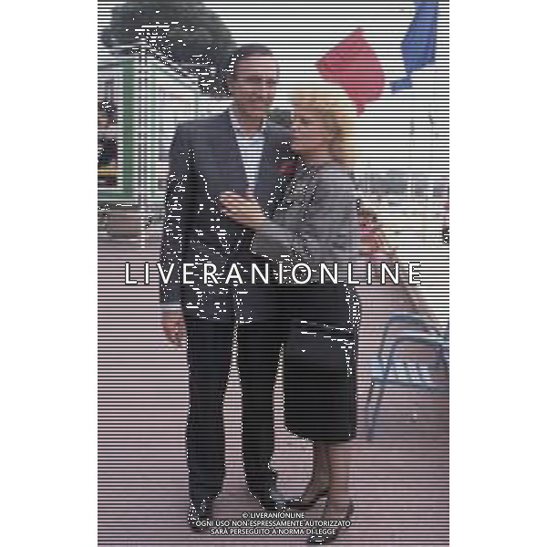 RETROSPETTIVA PIPPO BAUDO PRESENTATORE TELEVISIVO NELLA FOTO CON LA MOGLIE KATIA RICCIARELLI A CANNES NELL\'ANNO 1986 ©ARCHIVIO/AGENZIA ALDO LIVERANI SAS