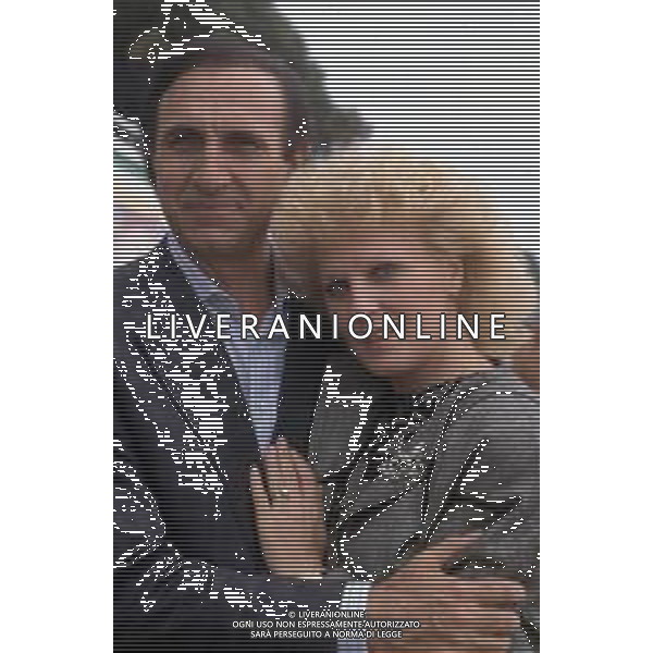 RETROSPETTIVA PIPPO BAUDO PRESENTATORE TELEVISIVO NELLA FOTO CON LA MOGLIE KATIA RICCIARELLI A CANNES NELL\'ANNO 1986 ©ARCHIVIO/AGENZIA ALDO LIVERANI SAS
