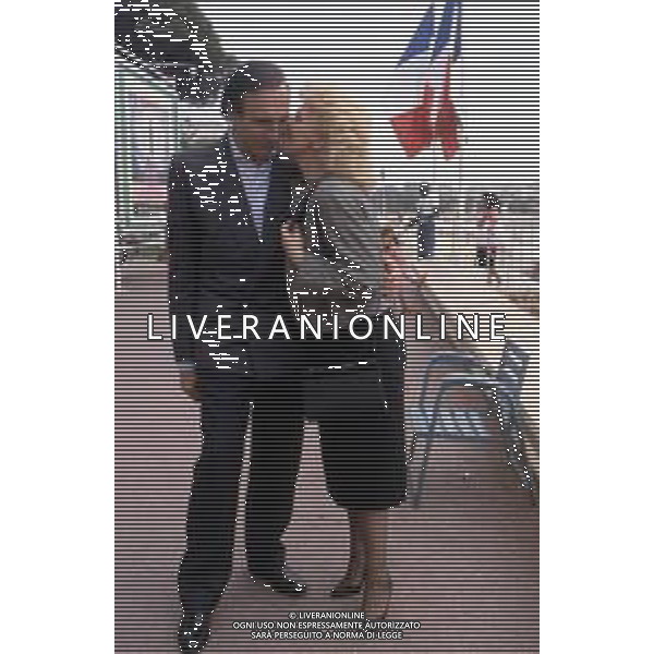 RETROSPETTIVA PIPPO BAUDO PRESENTATORE TELEVISIVO NELLA FOTO CON LA MOGLIE KATIA RICCIARELLI A CANNES NELL\'ANNO 1986 ©ARCHIVIO/AGENZIA ALDO LIVERANI SAS