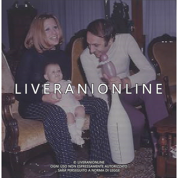 RETROSPETTIVA PIPPO BAUDO PRESENTATORE TELEVISIVO NELLA FOTO PIPPO BAUDO CON LA MOGLIE ANGELA LIPPI E LA FIGLIA TIZIANA NELLA LORO ABITAZIONE AG ALDO LIVERANI SAS