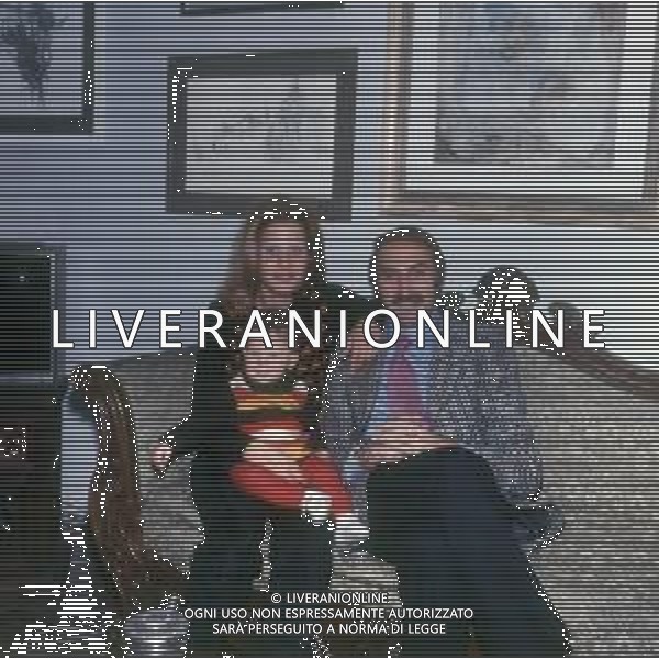 RETROSPETTIVA PIPPO BAUDO PRESENTATORE TELEVISIVO NELLA FOTO PIPPO BAUDO CON LA MOGLIE ANGELA LIPPI E LA FIGLIA TIZIANA NELLA LORO ABITAZIONE AG ALDO LIVERANI SAS
