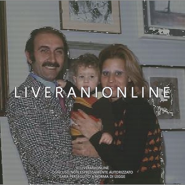 RETROSPETTIVA PIPPO BAUDO PRESENTATORE TELEVISIVO NELLA FOTO PIPPO BAUDO CON LA MOGLIE ANGELA LIPPI E LA FIGLIA TIZIANA NELLA LORO ABITAZIONE AG ALDO LIVERANI SAS