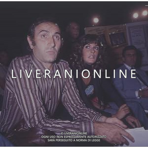 RETROSPETTIVA PIPPO BAUDO PRESENTATORE TELEVISIVO NELLA FOTO PIPPO BAUDO CON MITA MEDICI ALLA PRESENTAZIONE DELLA LOTETRIA ITALIA NELL\'ANNO 1973 AG ALDO LIVERANI SAS