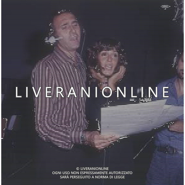RETROSPETTIVA PIPPO BAUDO PRESENTATORE TELEVISIVO NELLA FOTO PIPPO BAUDO CON MITA MEDICI ALLA PRESENTAZIONE DELLA LOTETRIA ITALIA NELL\'ANNO 1973 AG ALDO LIVERANI SAS