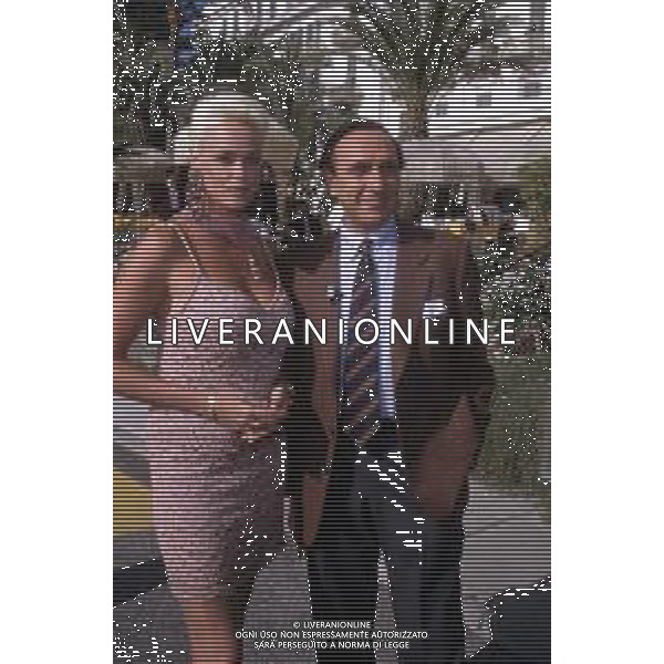 RETROSPETTIVA PIPPO BAUDO PRESENTATORE TELEVISIVO NELLA FOTO CON BRIGITTE NIELSEN ALLA PRESENTAZIONE DEL 42mo FESTIVAL DI SANREMO NEL 1992 ARCHIVIO AGENZIA ALDO LIVERANI SAS