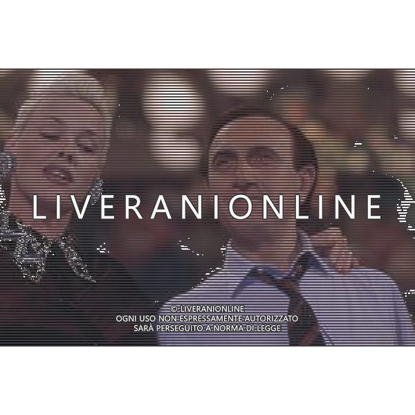 RETROSPETTIVA PIPPO BAUDO PRESENTATORE TELEVISIVO NELLA FOTO CON BRIGITTE NIELSEN ALLA CONDUZIONE DEL 42mo FESTIVAL DI SANREMO NEL 1992 ARCHIVIO AGENZIA ALDO LIVERANI SAS