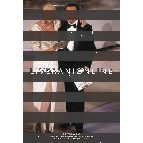 RETROSPETTIVA PIPPO BAUDO PRESENTATORE TELEVISIVO NELLA FOTO CON BRIGITTE NIELSEN ALLA CONDUZIONE DEL 42mo FESTIVAL DI SANREMO NEL 1992 ARCHIVIO AGENZIA ALDO LIVERANI SAS