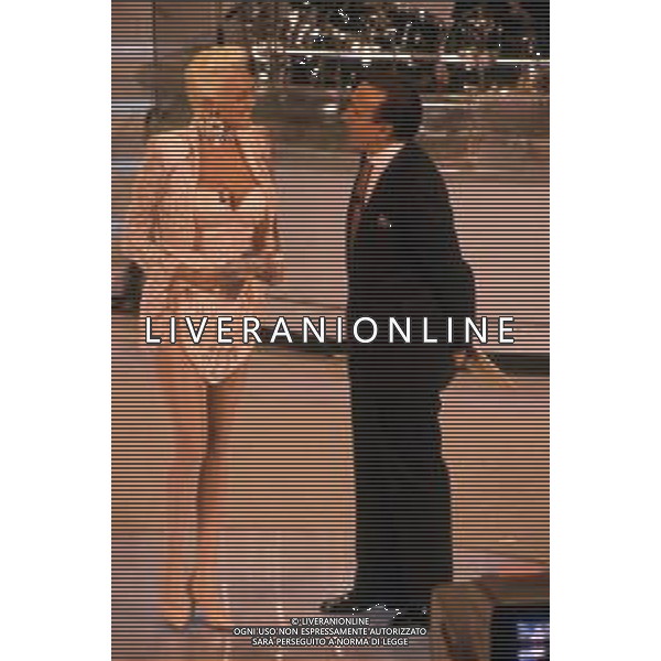 RETROSPETTIVA PIPPO BAUDO PRESENTATORE TELEVISIVO NELLA FOTO CON BRIGITTE NIELSEN ALLA CONDUZIONE DEL 42mo FESTIVAL DI SANREMO NEL 1992 ARCHIVIO AGENZIA ALDO LIVERANI SAS